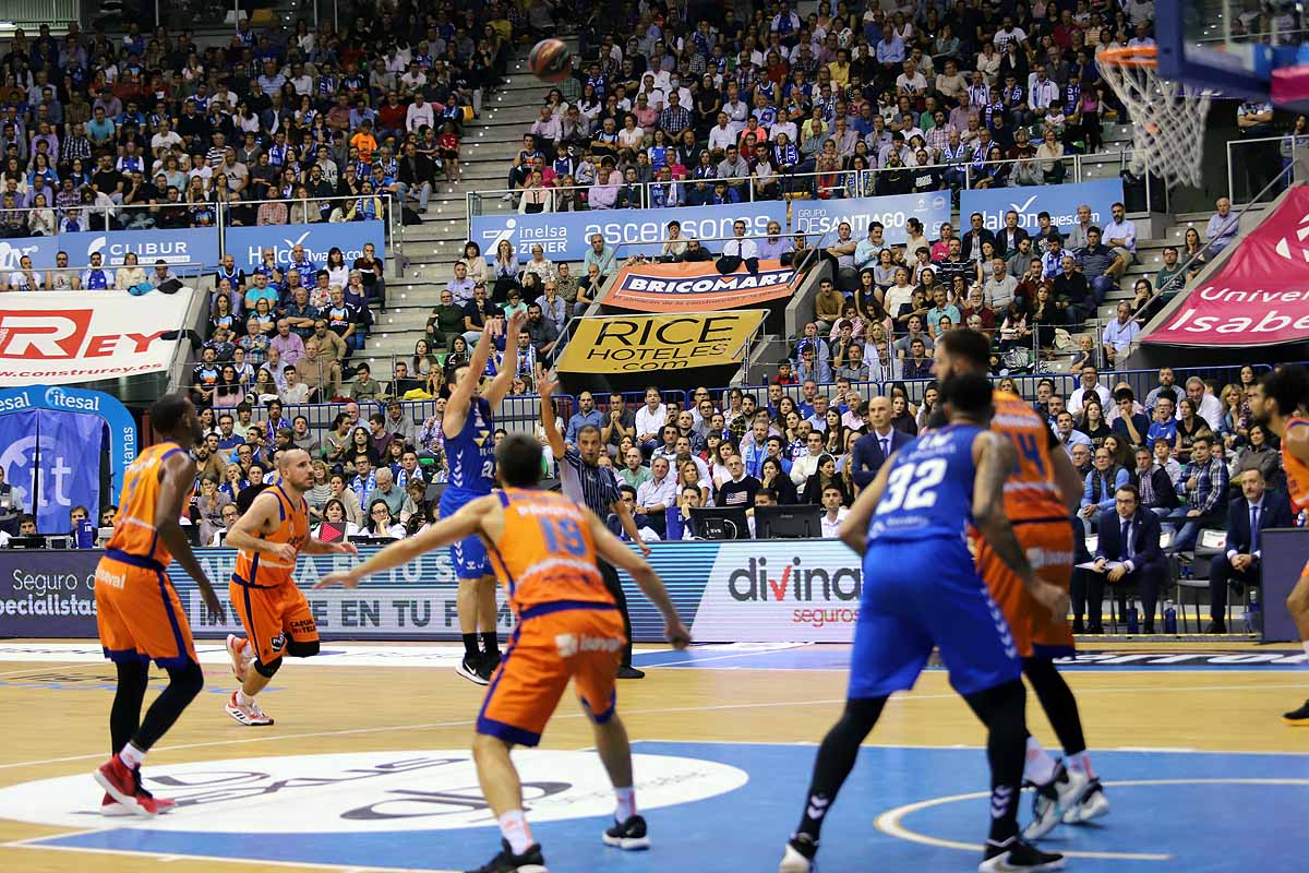 Imágenes del encuentro entre el San Pablo Burgos y el Valencia Basket en el Coliseum. 