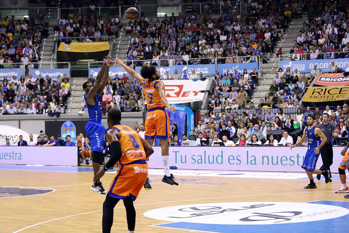 Imágenes del encuentro entre el San Pablo Burgos y el Valencia Basket en el Coliseum. 