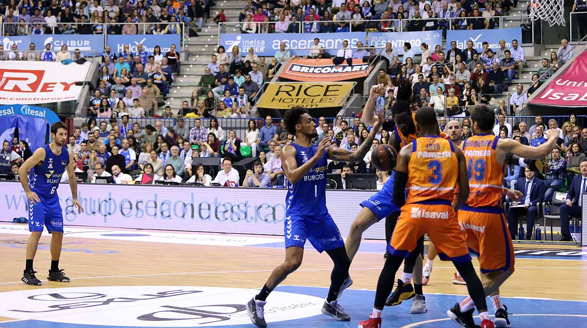 Imágenes del encuentro entre el San Pablo Burgos y el Valencia Basket en el Coliseum. 