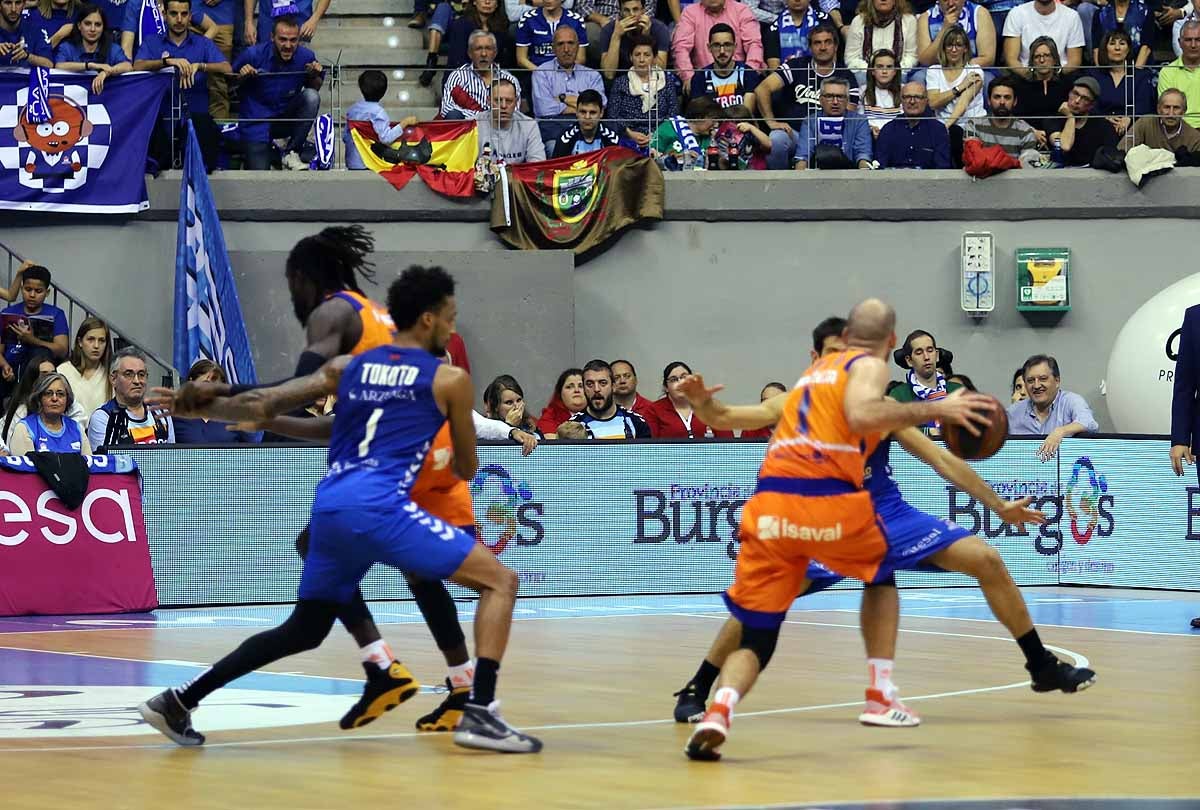 Imágenes del encuentro entre el San Pablo Burgos y el Valencia Basket en el Coliseum. 