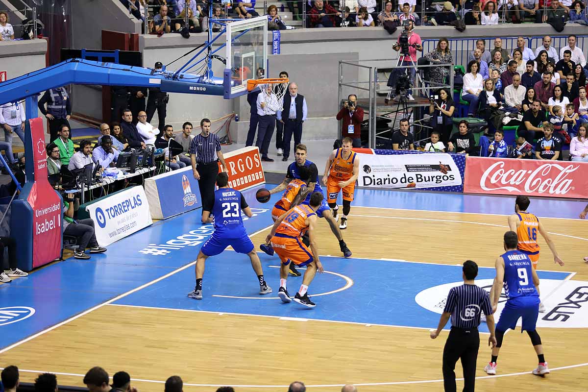 Imágenes del encuentro entre el San Pablo Burgos y el Valencia Basket en el Coliseum. 