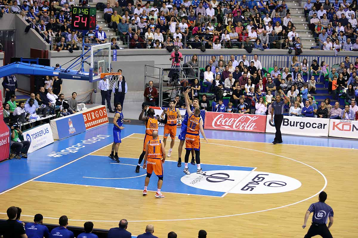 Imágenes del encuentro entre el San Pablo Burgos y el Valencia Basket en el Coliseum. 