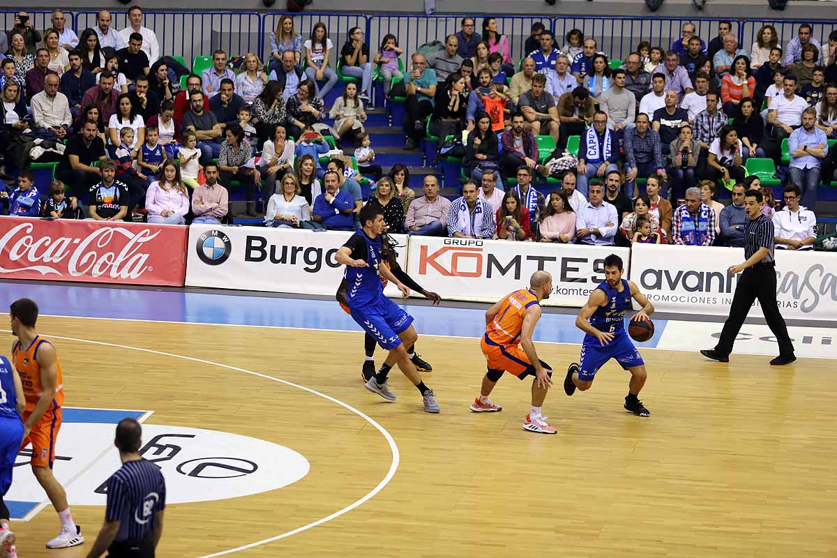 Imágenes del encuentro entre el San Pablo Burgos y el Valencia Basket en el Coliseum. 