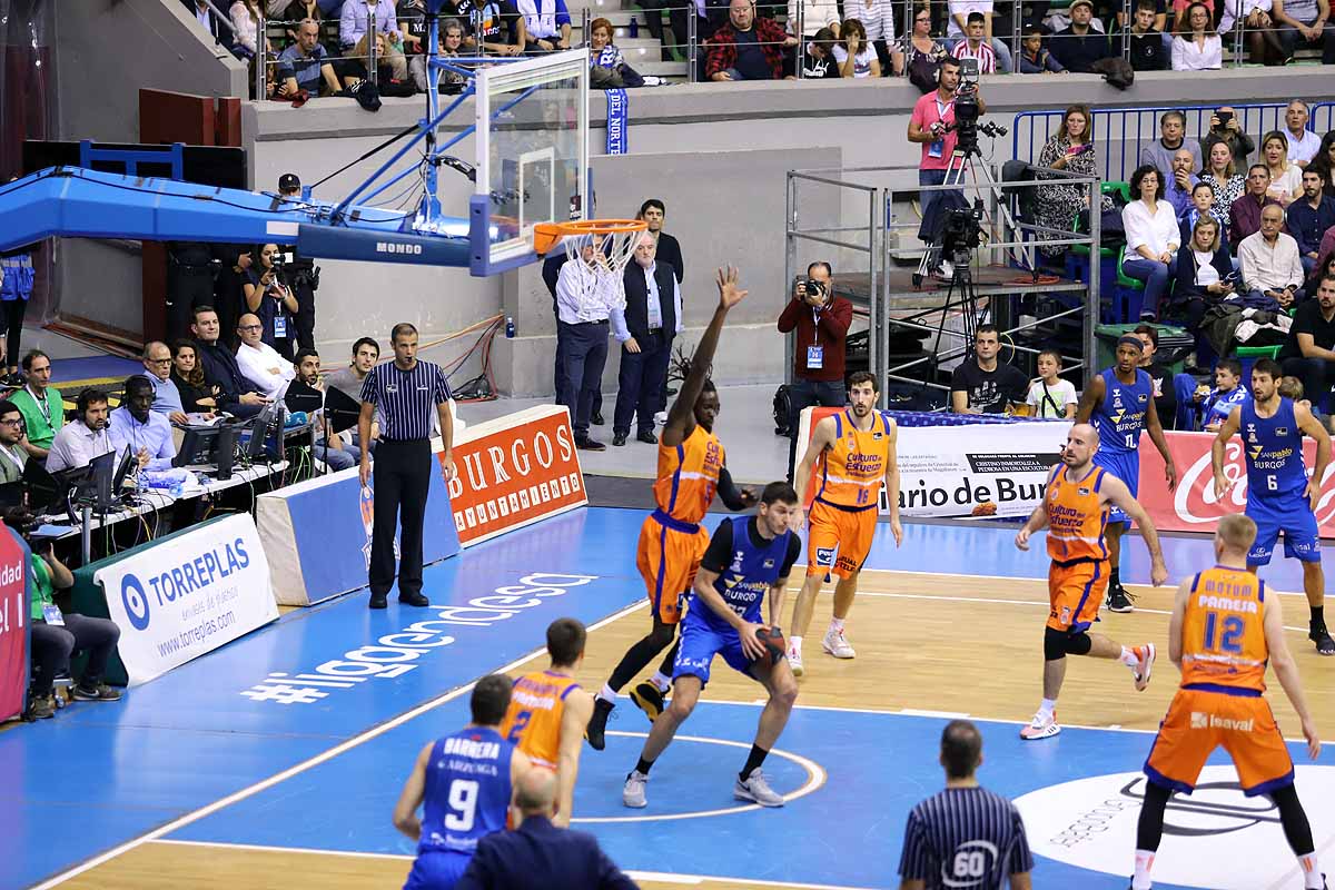 Imágenes del encuentro entre el San Pablo Burgos y el Valencia Basket en el Coliseum. 