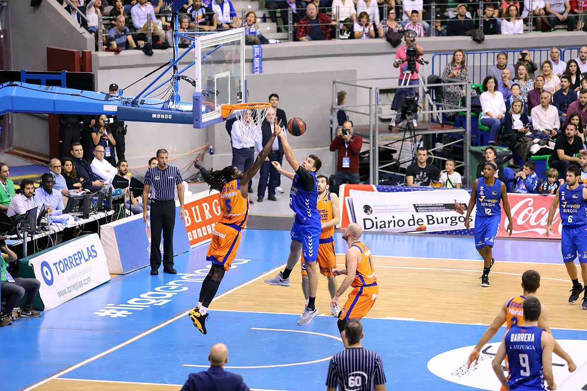 Imágenes del encuentro entre el San Pablo Burgos y el Valencia Basket en el Coliseum. 