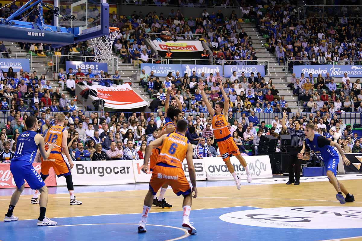 Imágenes del encuentro entre el San Pablo Burgos y el Valencia Basket en el Coliseum. 