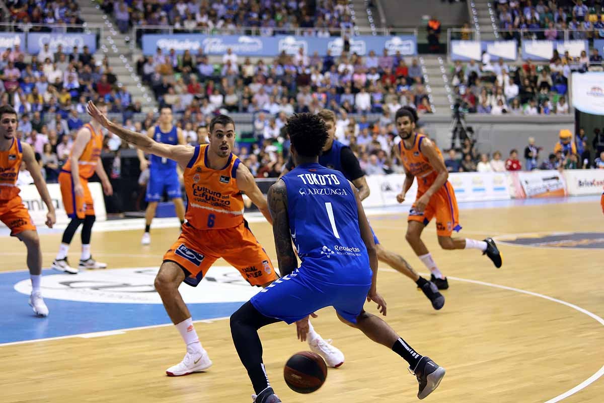 Imágenes del encuentro entre el San Pablo Burgos y el Valencia Basket en el Coliseum. 