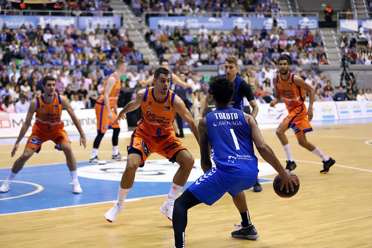 Imágenes del encuentro entre el San Pablo Burgos y el Valencia Basket en el Coliseum. 