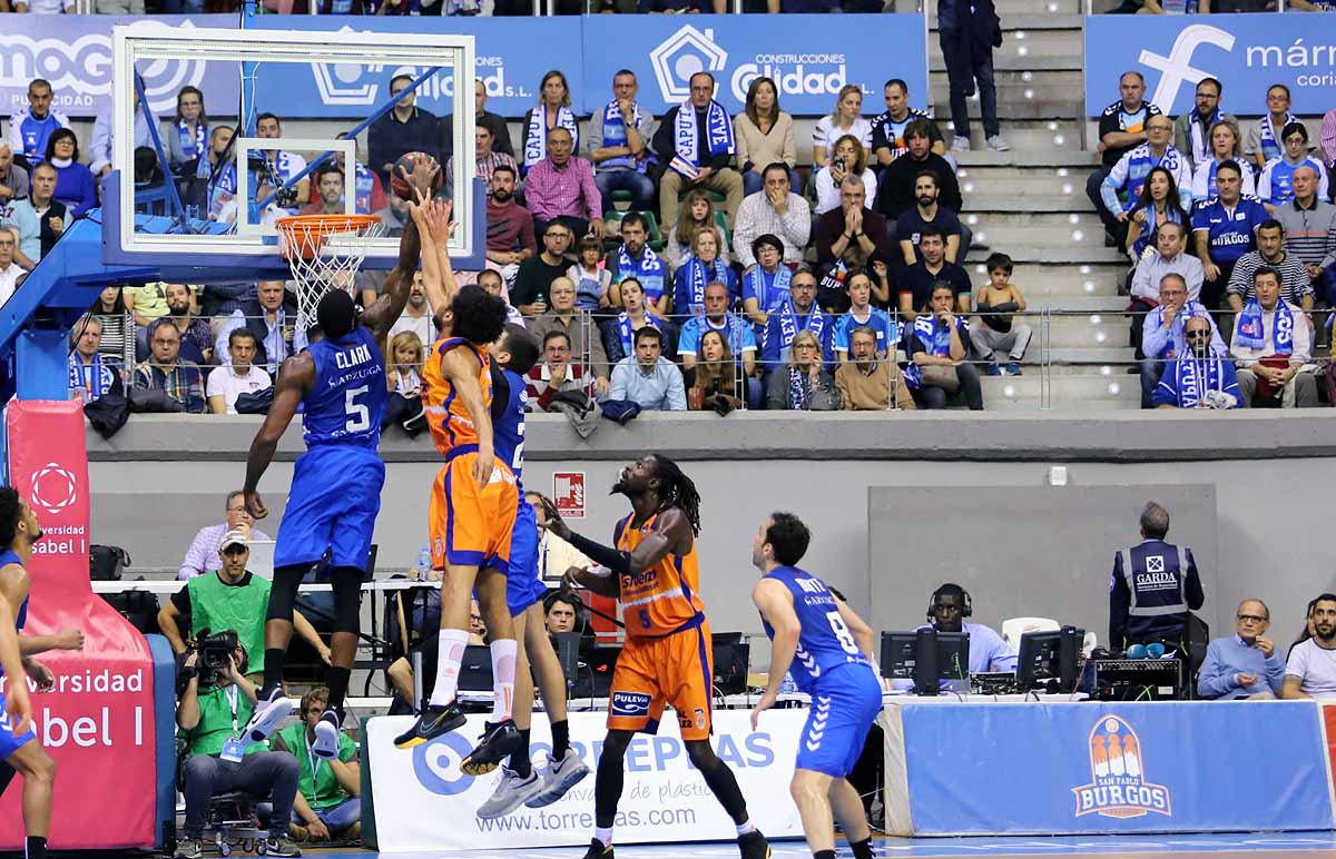 Imágenes del encuentro entre el San Pablo Burgos y el Valencia Basket en el Coliseum. 