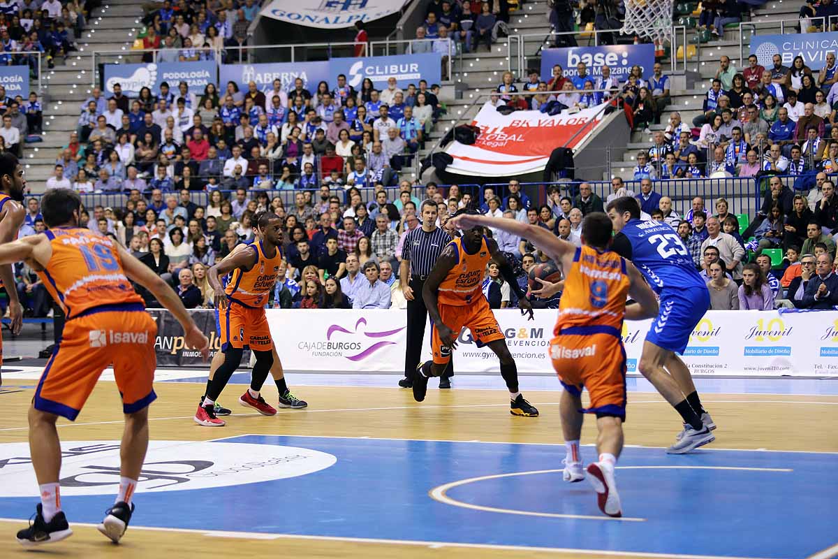 Imágenes del encuentro entre el San Pablo Burgos y el Valencia Basket en el Coliseum. 