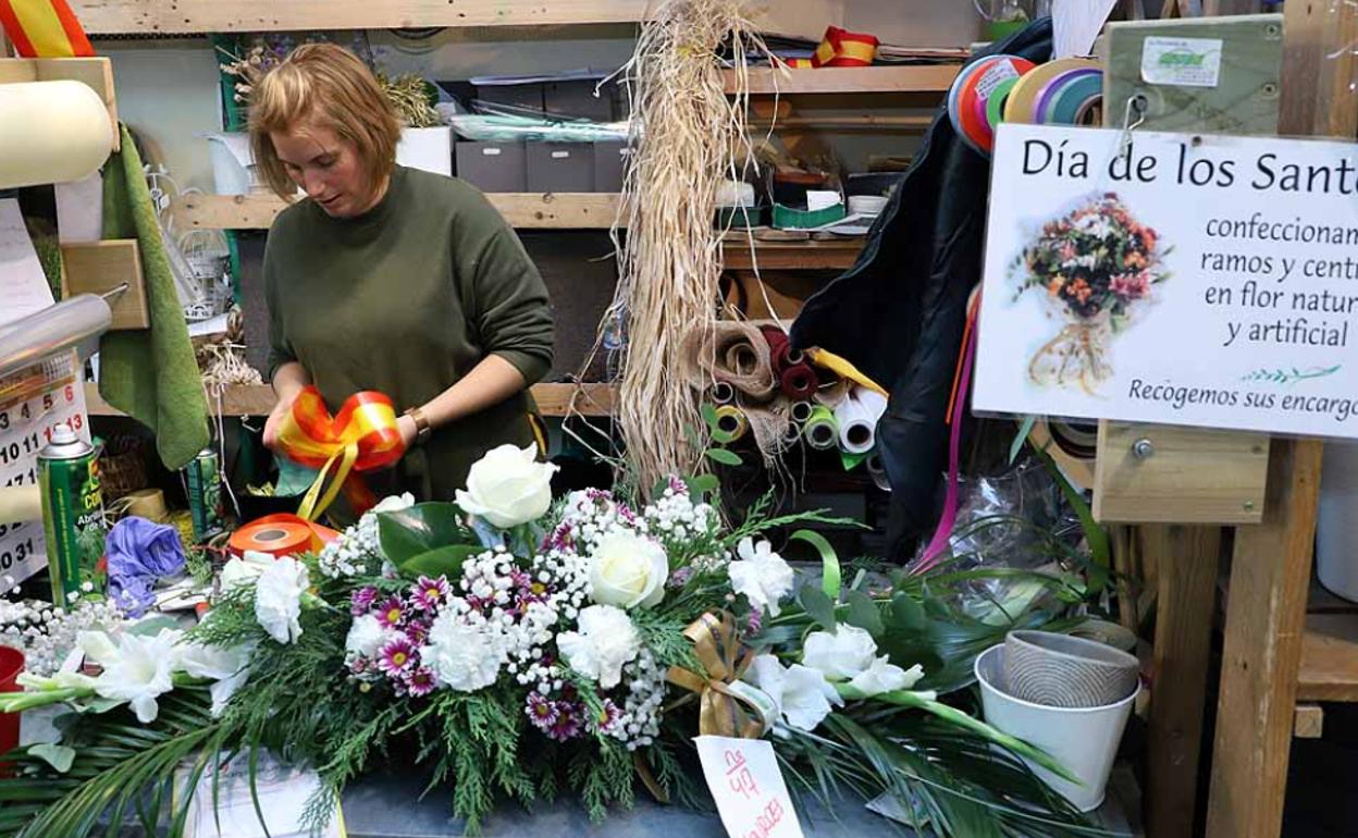 En la floristería Hedbe de Burgos trabajan duro estos días para satisfacer el aumento de la demanda en ramos, centros y coronas. 