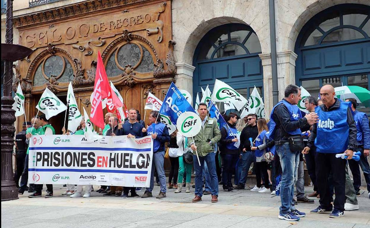 Los sindictos se concentraron a las puertas del Salón Rojo con motivo de los actos de celebración de La Merced