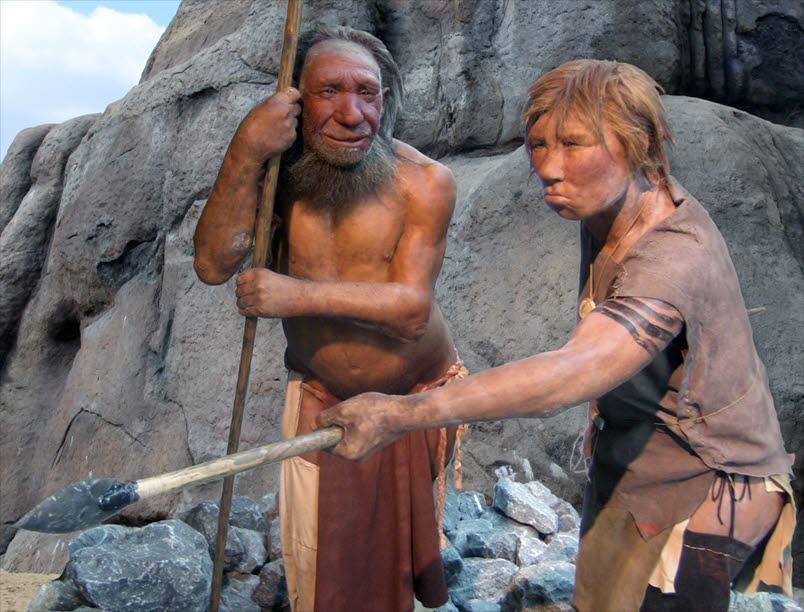 Recreación de un hombre y una mujer neandertal. 