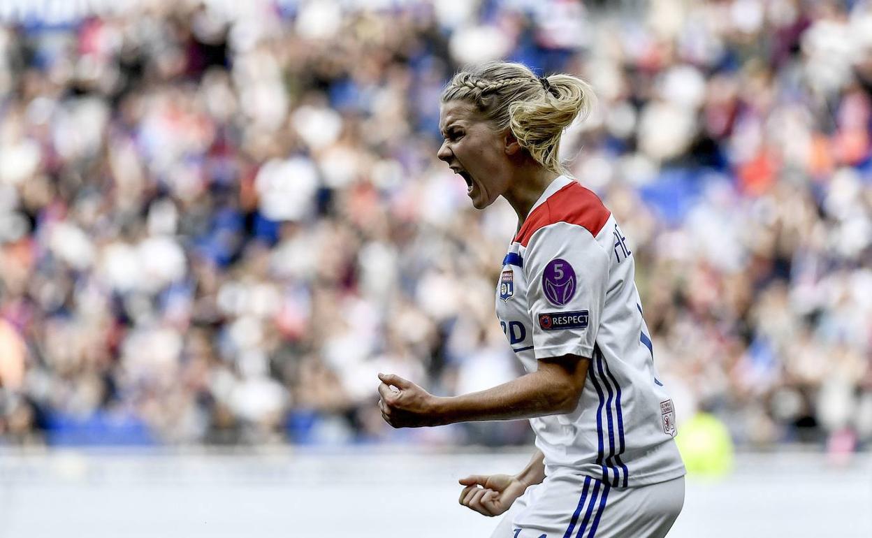 Ada Hegerberg, celebrando un gol con el Lyon. 