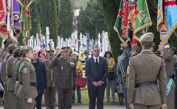 Las Fuerzas Armadas recuerdan a sus difuntos en el cementerio de San José