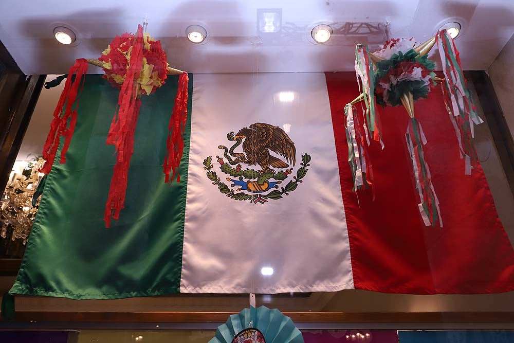 El altar está instalado en el escaparate de la tienda-cafetería Alonso de Linaje