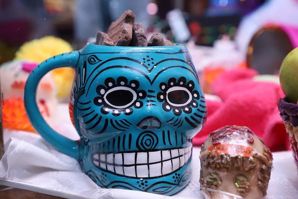 El altar está instalado en el escaparate de la tienda-cafetería Alonso de Linaje