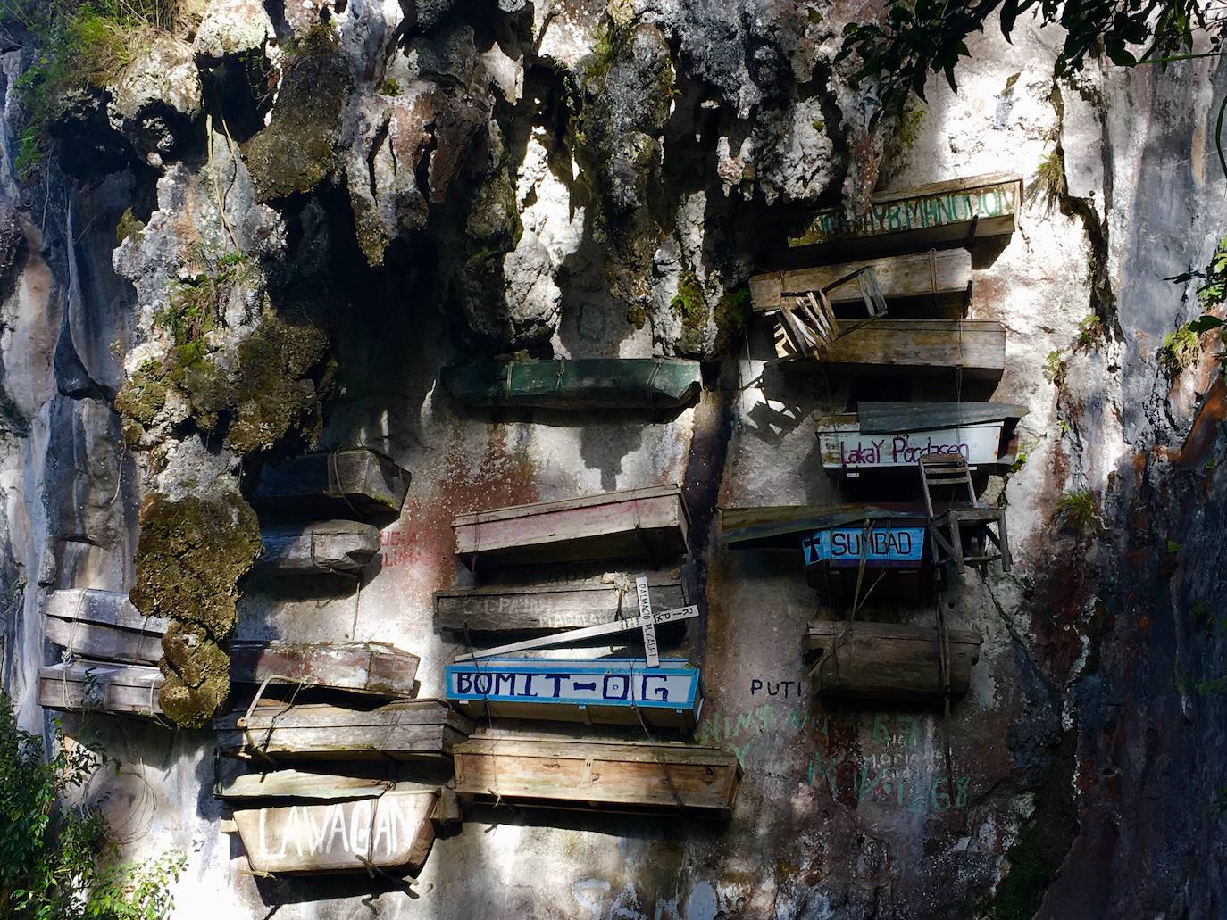 Ataúdes colgantes en Sagada (Filipinas) | En el interior de Filipinas, en una zona montañosa de la isla de Luzón, se encuentra el municipio de Sagada, un lugar al que se accede por carreteras sinuosas y que es más conocido por los ataúdes colgantes en los acantilados. Los ataúdes son fabricados artesanalmente con madera, en ellos se entierra al fallecido y son colocados en el acantilado de una montaña o en ocasiones en cuevas, pero siempre en lugares donde llegue la luz del sol para dar 'vida' al alma del muerto.