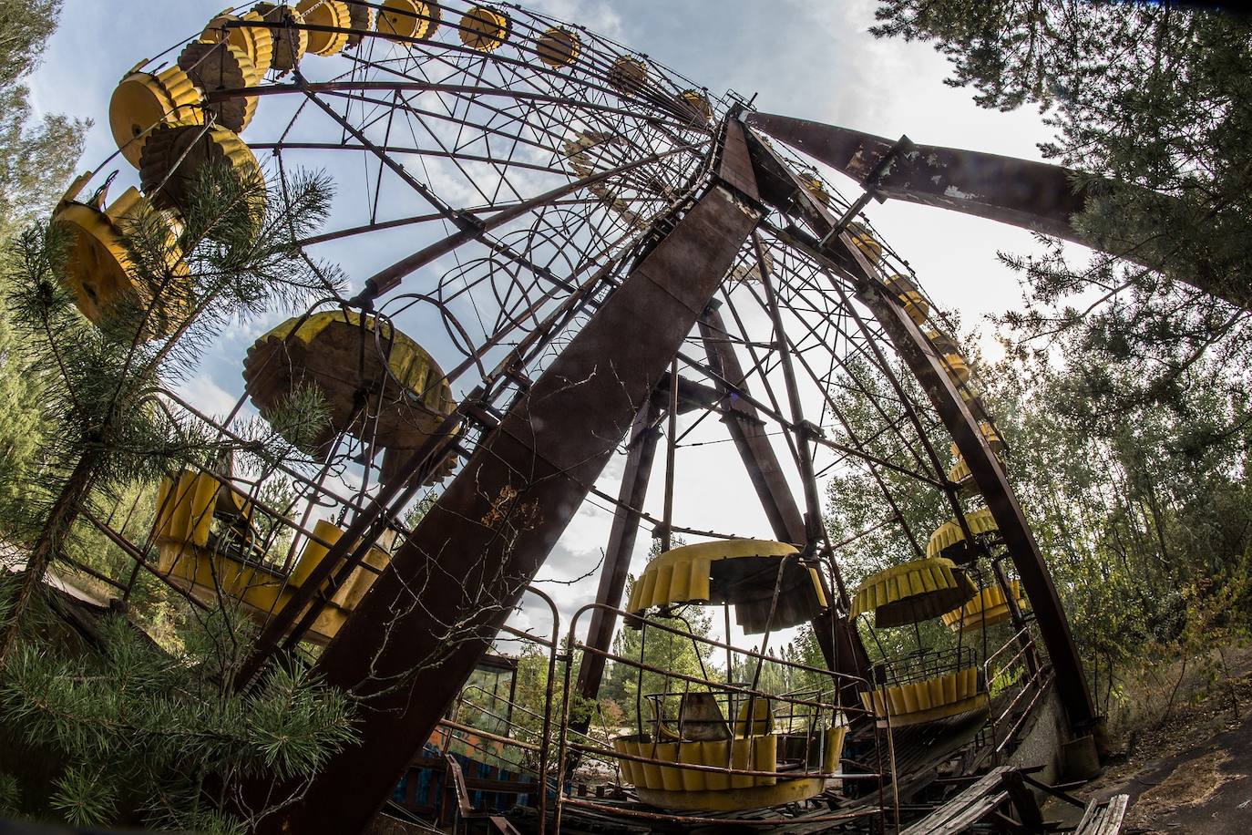 Pripyat (Ucrania) | Esta ciudad tenía una población de casi 50.000 habitantes antes de ser evacuada por el accidente nuclear de Chernobyl. Se les dijo a los habitantes que volverían en dos semanas y sólo se les permitió llevar documentos, dinero y comida para el camino en el autobús... Nunca imaginaron que jamás regresarían.