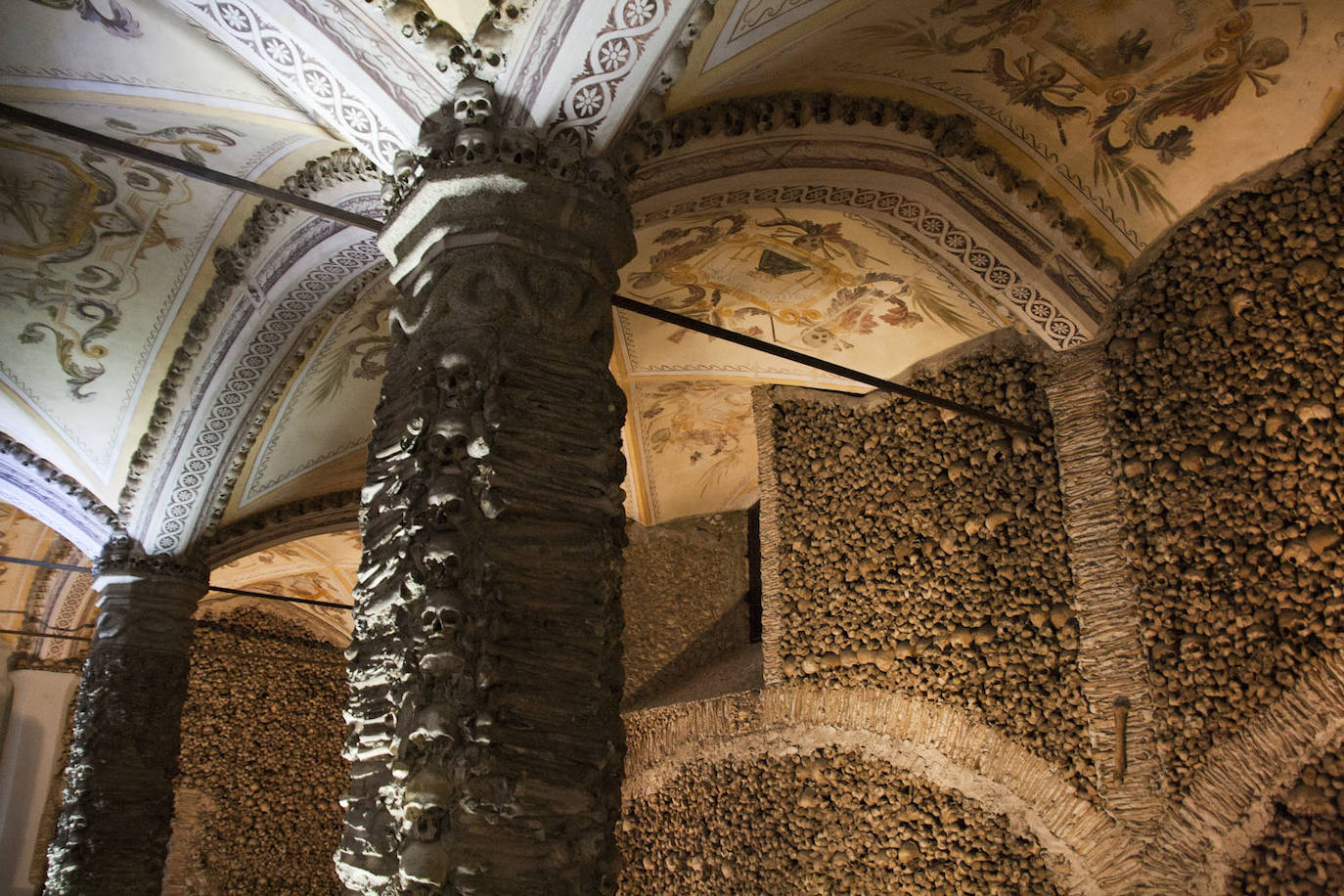 Capela dos Ossos -Capilla de los Huesos- (Evora, Portugal) | Esta pequeña y discreta capilla es en realidad el lugar de descanso final de cientos de cadáveres, todos ellos exhumados de los cementerios de la ciudad durante el siglo XVI. 