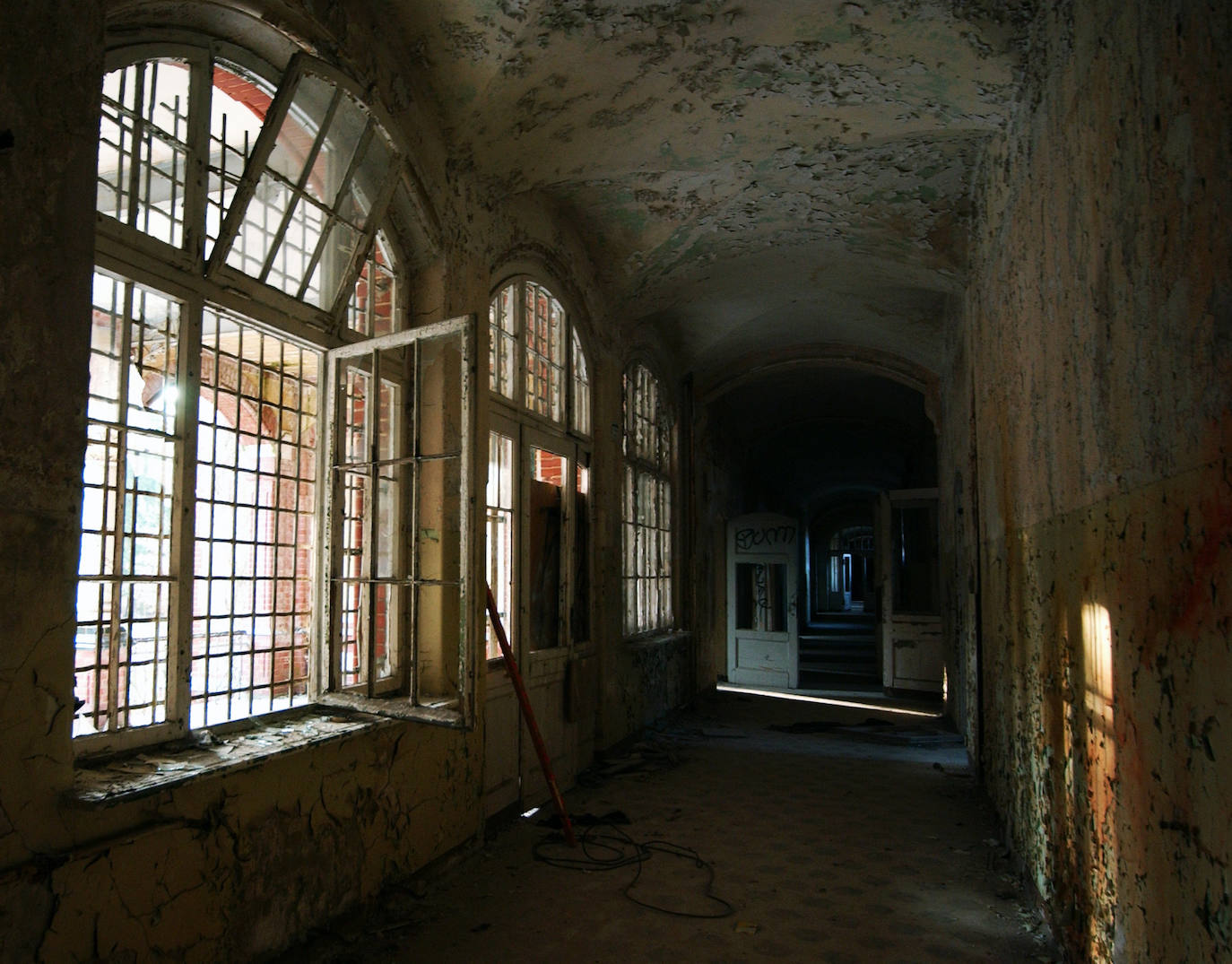 Hospital Militar de Beelitz-Heilstätten del ejército rojo en Berlín (Alemania). Actualmente se encuentra en ruinas y abandonado. Fue construido en 1898 como un sanatorio para enfermos con tuberculosis, una enfermedad por entonces morta. Aquí, en 1916, Adolf Hitler fue curado de sus heridas.