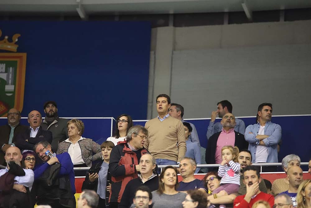 Uno de los animadores de la Peña Andrés Montes ondea la bandera