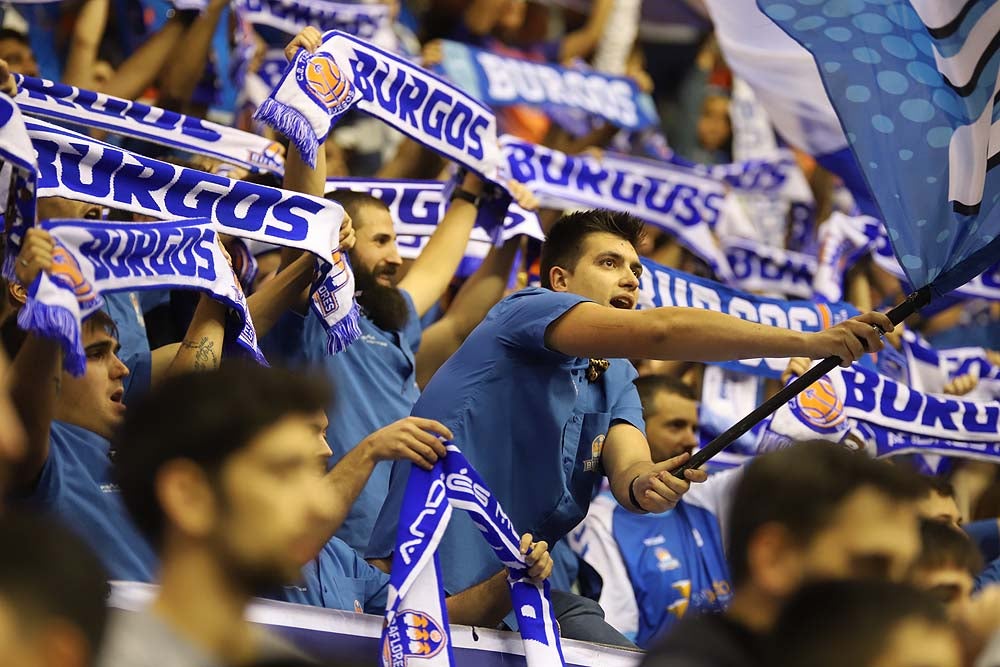 Uno de los animadores de la Peña Andrés Montes ondea la bandera