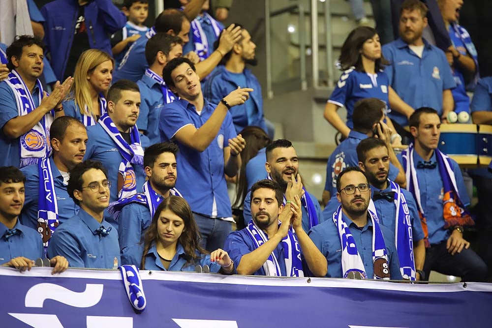 Uno de los animadores de la Peña Andrés Montes ondea la bandera