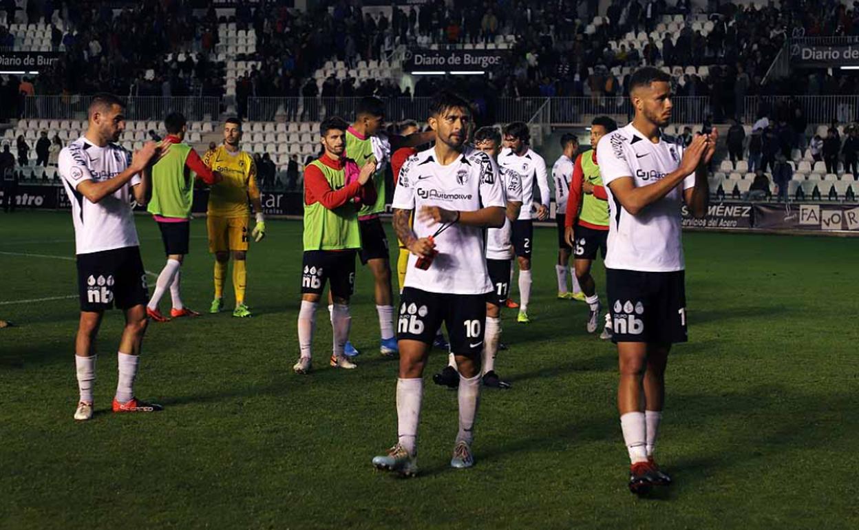 Los jugadores del Burgos CF agradecen a la afición su apoyo en el partido ante el Amorebieta