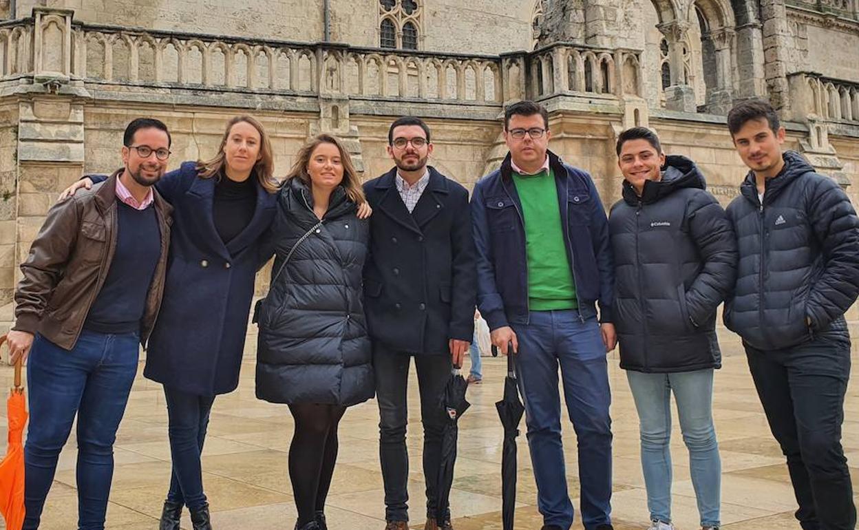 La candidata de Cs al Congreso por Burgos, Aurora Nacarino-Brabo, junto con los jóvenes del partido