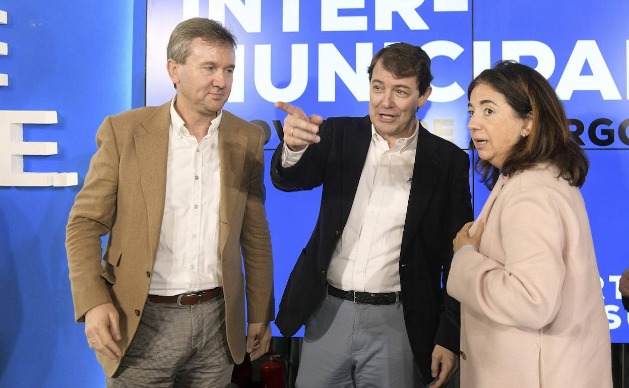 Fernández Mañueco con Javier Lacalle, candidato al Senado, y Sandra Moneo, cabeza de lista al Congreso