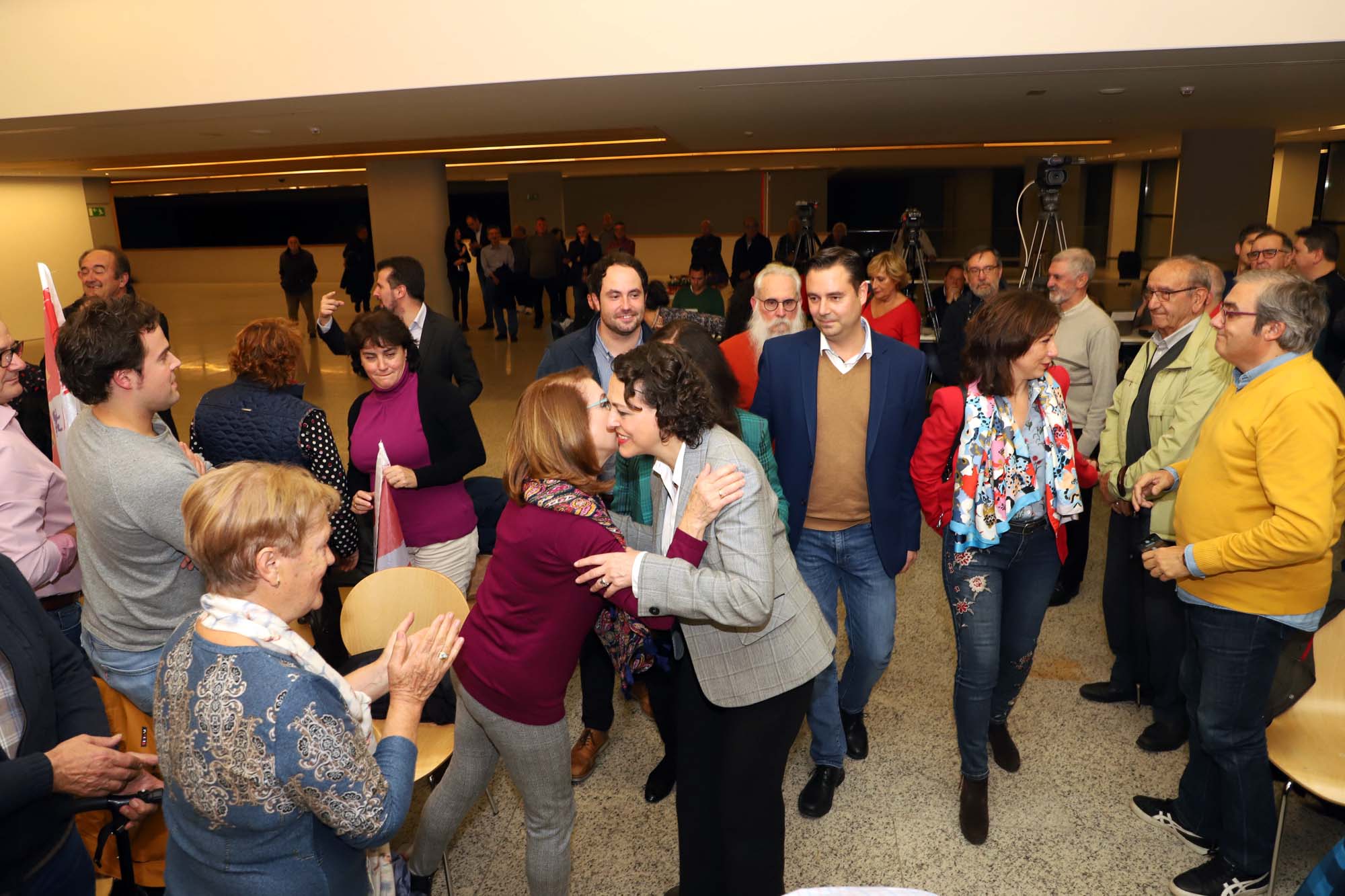 La ministra de Trabajo en funciones, Magdalena Valerio, visita Burgos en campaña.