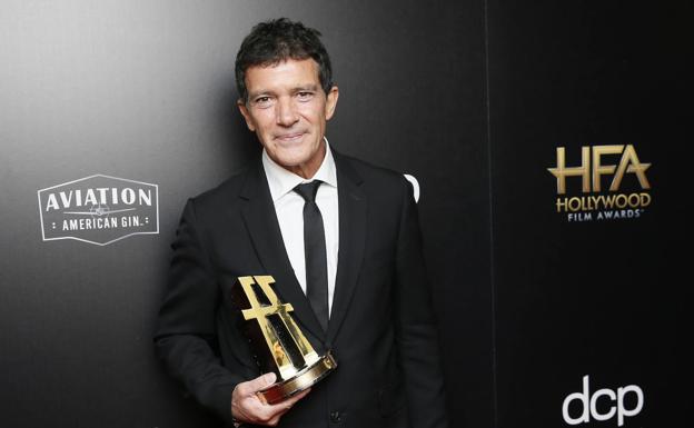 El actor Antonio Banderas posa con su premio en el 'photcall' de los Hollywood Film Awards.