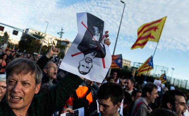 Manifestantes y partidos independentistas boicotean el acto del Rey en Barcelona.