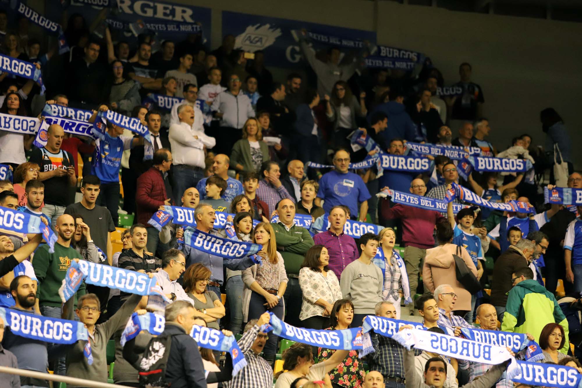 Fotos: La afición vuelve a responder a la llamada del San Pablo