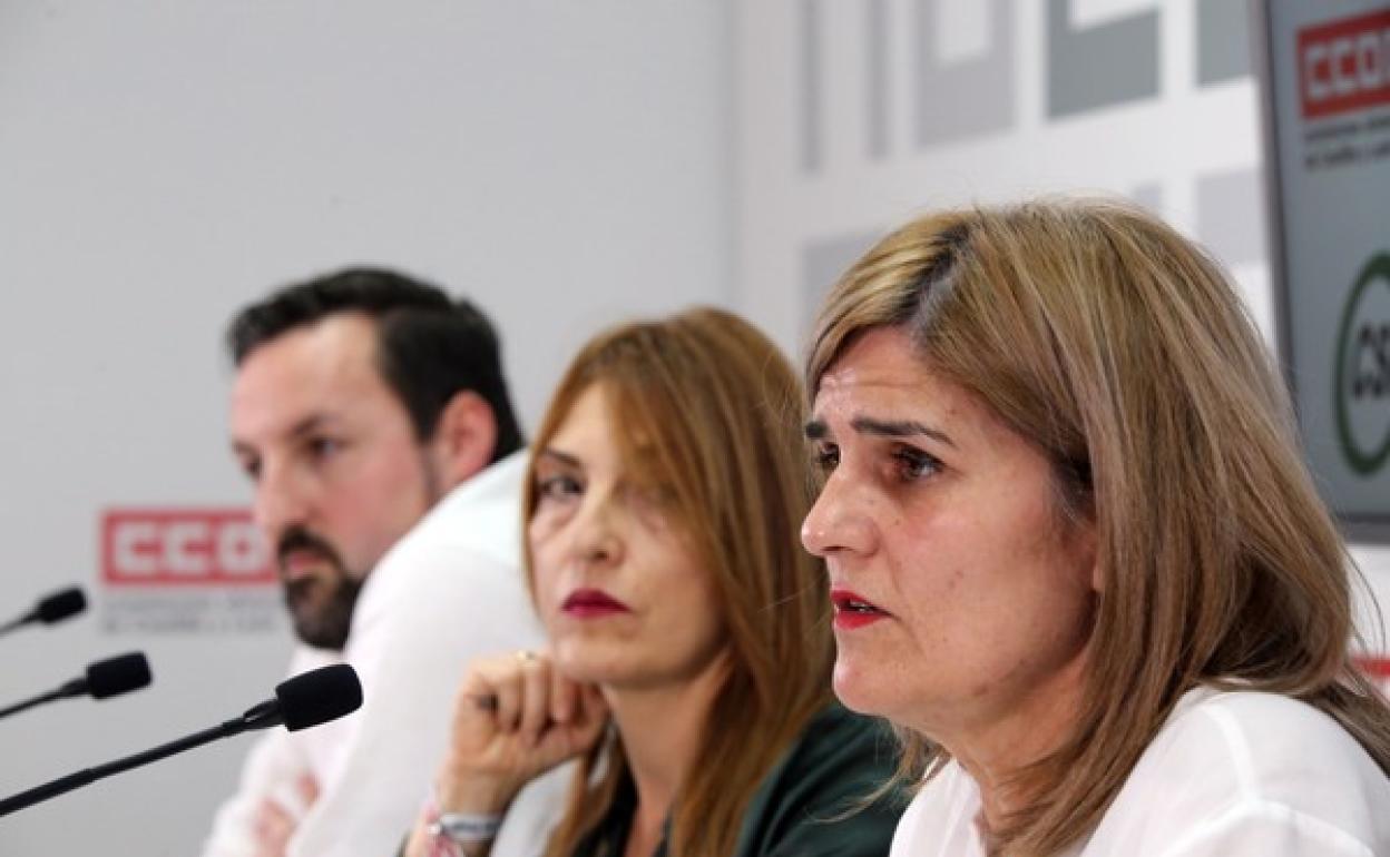 Miguel Holguín (UGT), Ana Rosa Arribas (Comisiones Obreras) y Raquel Fernández (CSIF), durante la rueda de prensa de este martes.