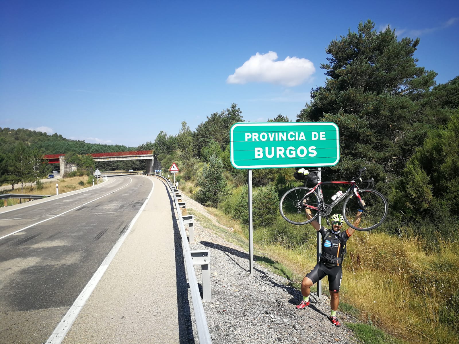 Abel Antón, de Huerta de Rey, ha concluido su tercer Camino de Santiago y esta vez lo ha afrontado en solitario | Ha pedaleado desde Roma a Finisterre en una aventura en la que pesan más los hechos positivos que los negativos y los bellos paisajes. 