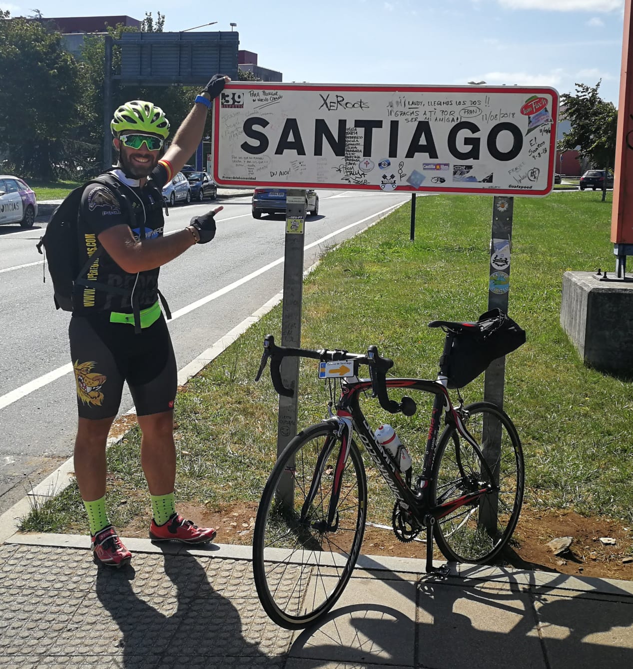 Abel Antón, de Huerta de Rey, ha concluido su tercer Camino de Santiago y esta vez lo ha afrontado en solitario | Ha pedaleado desde Roma a Finisterre en una aventura en la que pesan más los hechos positivos que los negativos y los bellos paisajes. 