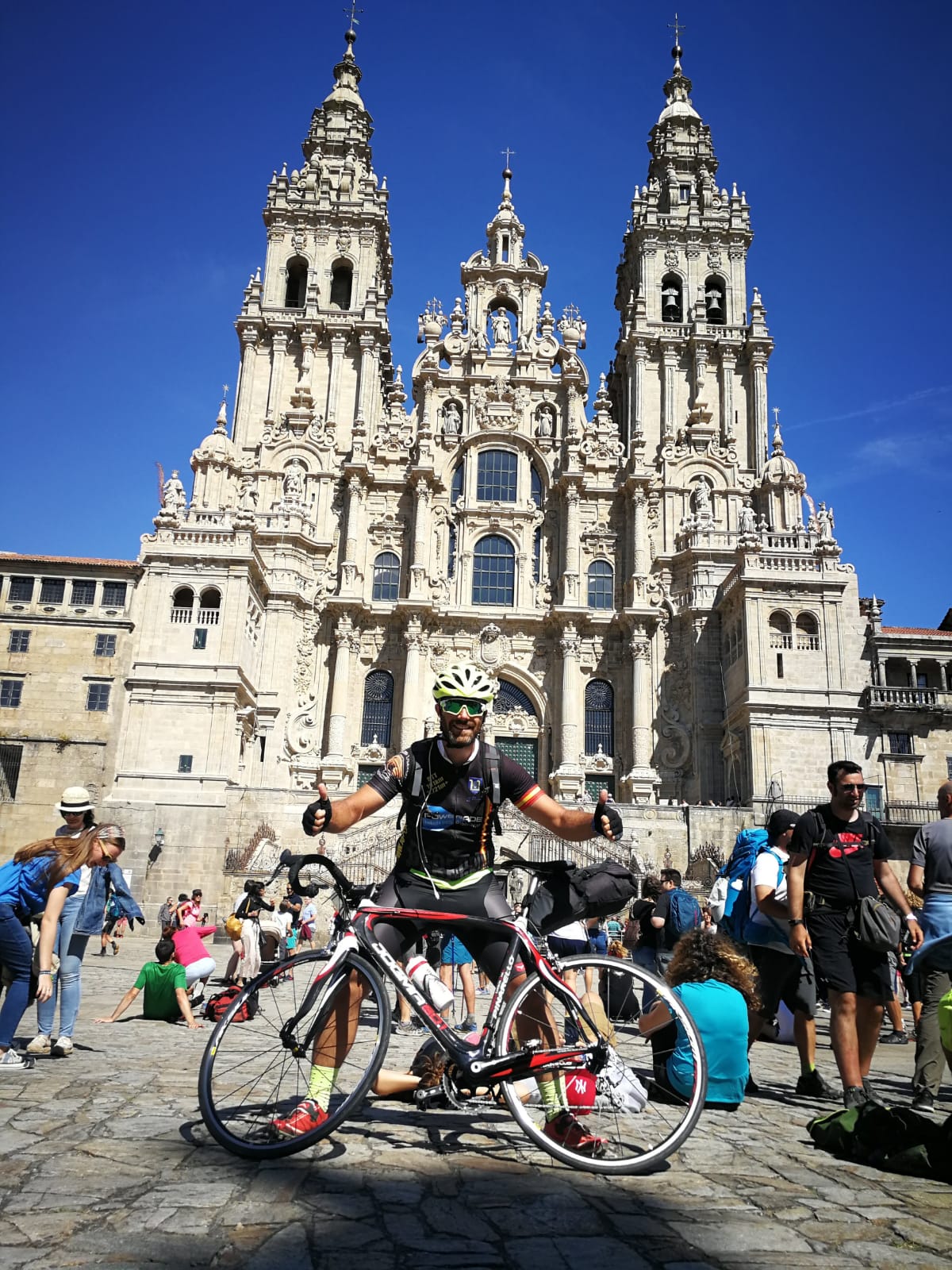 Abel Antón, de Huerta de Rey, ha concluido su tercer Camino de Santiago y esta vez lo ha afrontado en solitario | Ha pedaleado desde Roma a Finisterre en una aventura en la que pesan más los hechos positivos que los negativos y los bellos paisajes. 