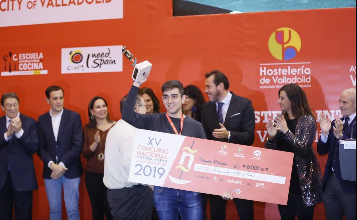 El joven burgalés Javier Ruiz, ganador del Concurso Nacional de Pinchos y Tapas Ciudad de Valladolid 2019. 