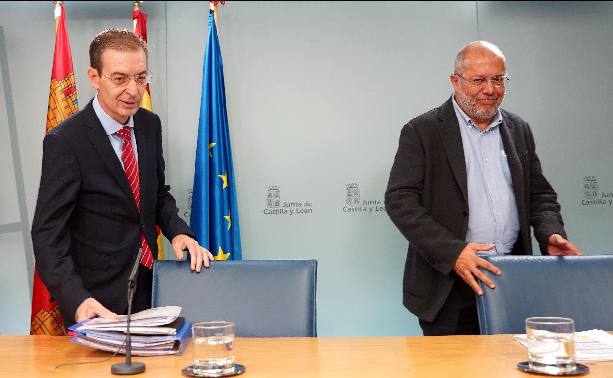 Germán Barrios, consejero de Empleo e Industria, junto al vicepresidente de la Junta, al término de Consejo de Gobierno.