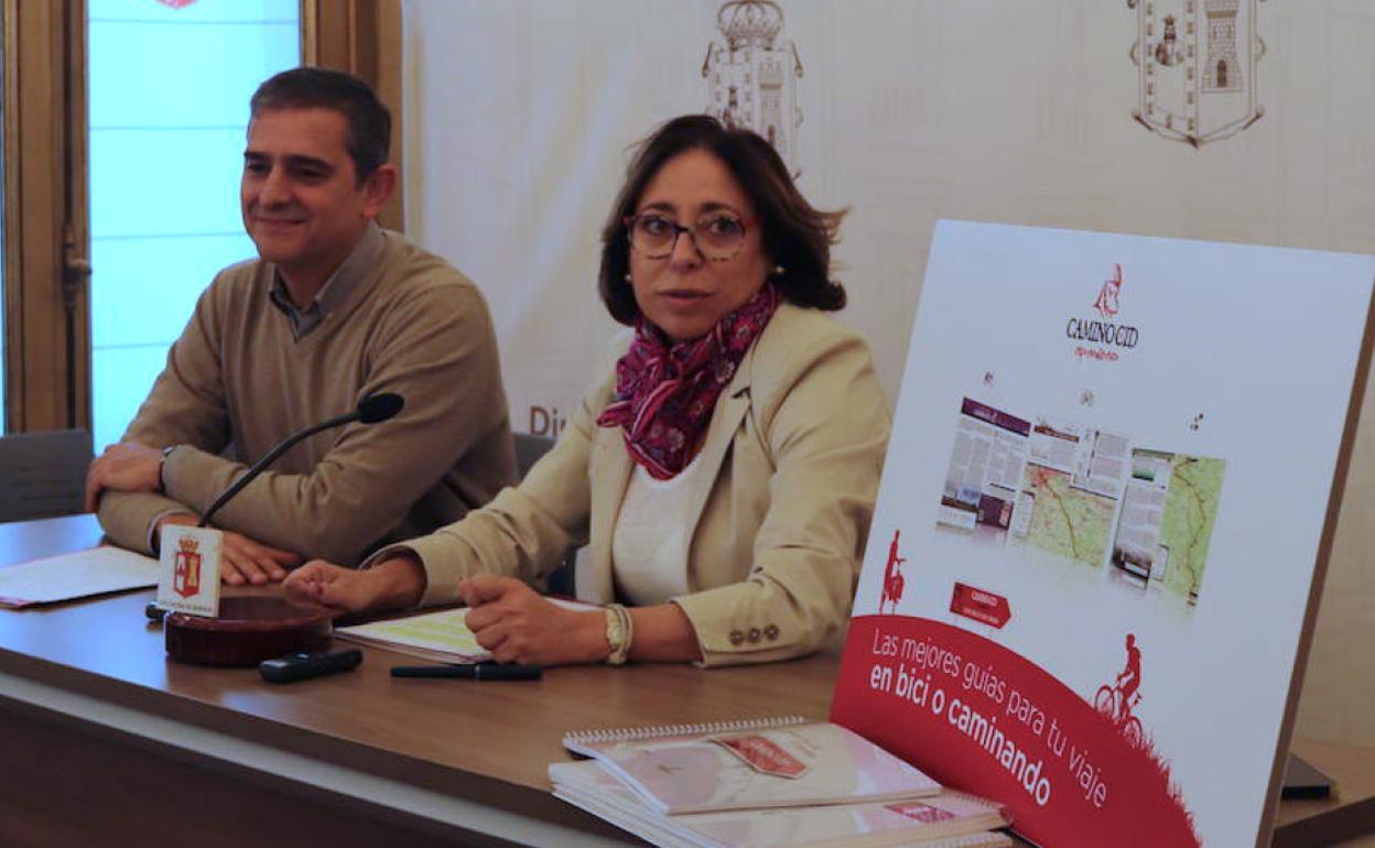 Alberto Luque, gerente del Consorcio Caminos del Cid, junto con la diputada de Cultura, Raquel Contreras.