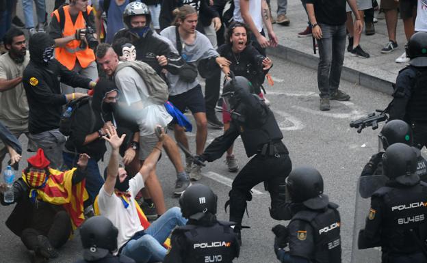 Cargas policiales en El Prat tras conocerse la sentencia del 'procés'