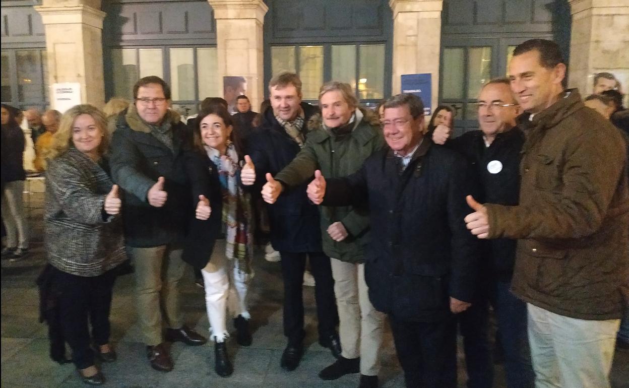 Los candidatos del PP han cerrado campaña junto al Teatro Principal. 