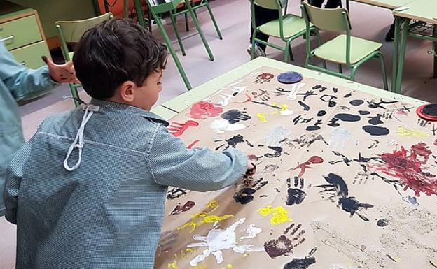 Dos alumnos del Colegio Íñigo de Toro, de Valladolid, elaboran un mural sobre la prehistoria en el proyecto 'Grandes artistas con grandes manos', reconocido por los Premios Francisco Giner de los Ríos. 