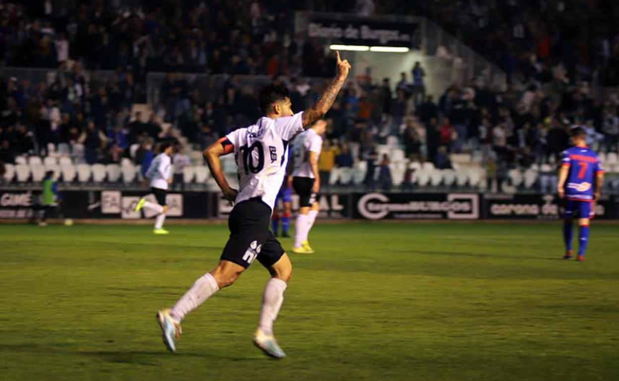 Pisculichi celebrando un gol en El Plantío. 