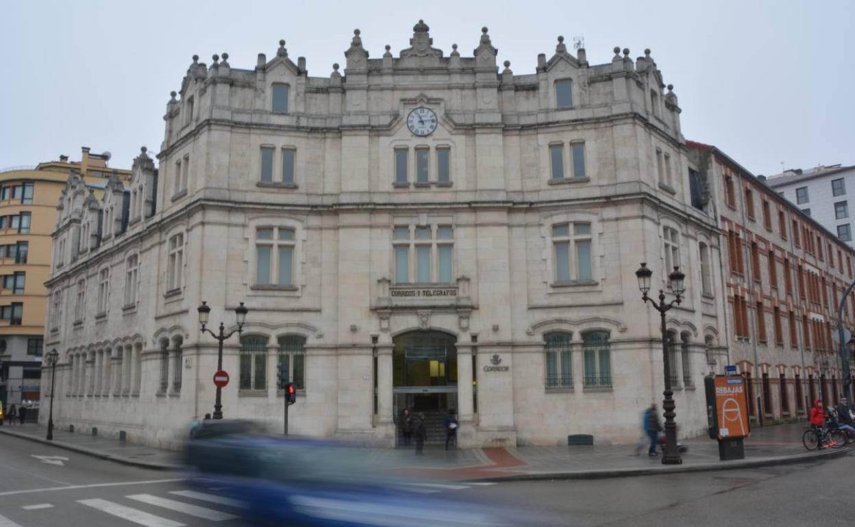 Edificio de Correos donde se trasladarán algunos servicios de la Diputación. 