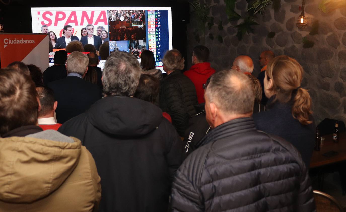 Fotos: Así siguen los partidos burgaleses el escrutinio de votos