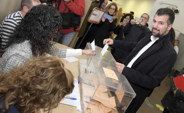 Imagen de la votación de Luis Tudanca en el Cívico de Gamonal Norte