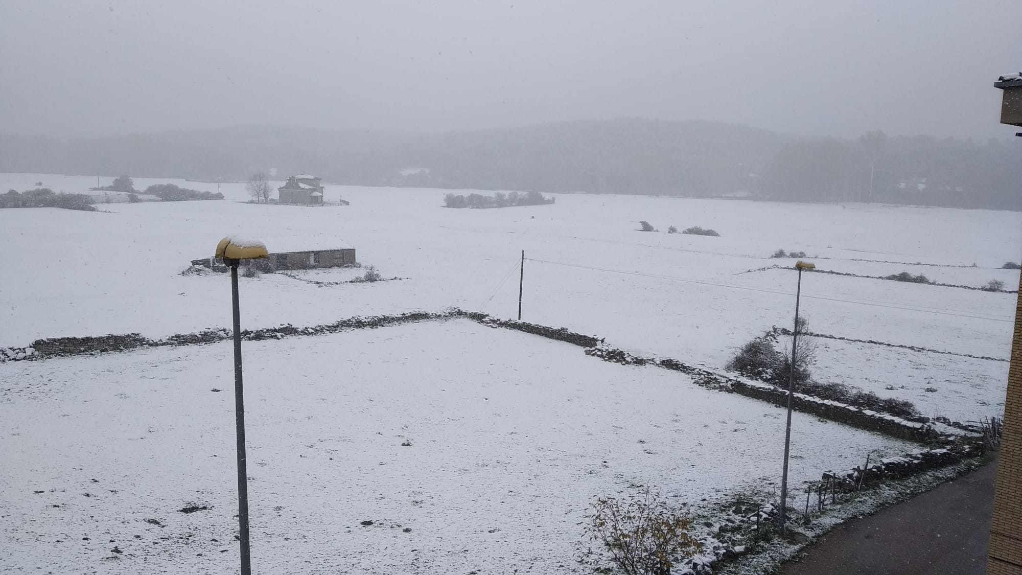 Fotos: La nieve hace acto de presencia en Burgos